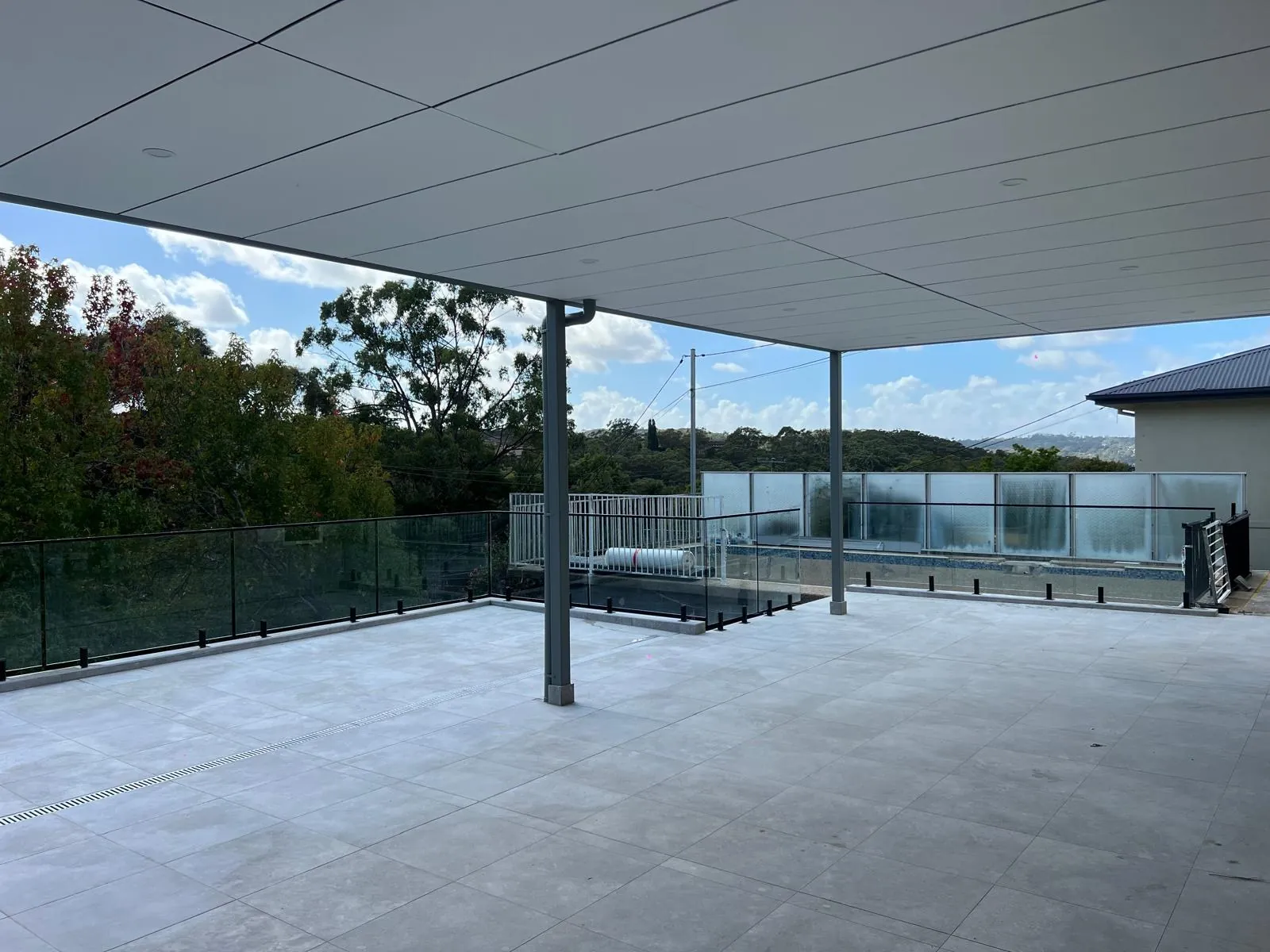 Covered terrace with tiled floor