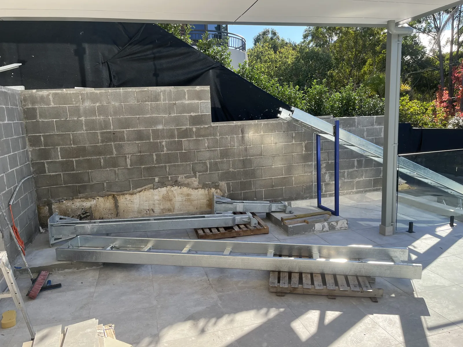 Lift landing and terrace frame