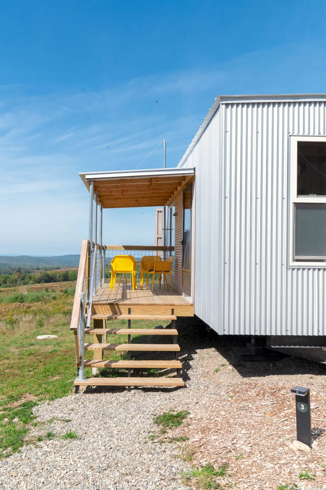 Modular unit with entry deck